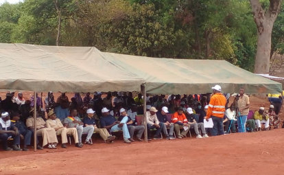 捐赠拖拉机 修建储水坝 马里锂矿项目公司积极支持社区发展1.png