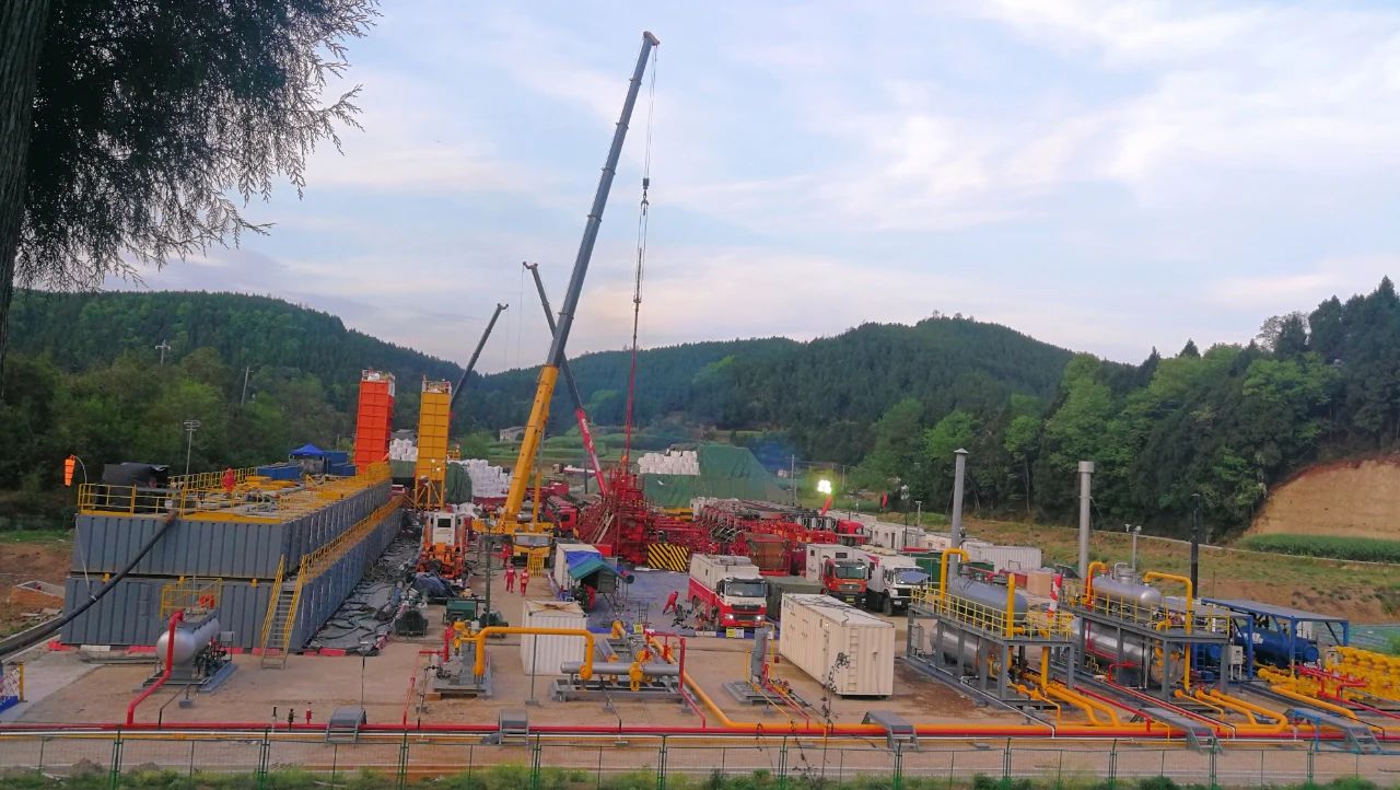 1714383895537013.jpg 洛克石油八角场气田历史最大规模压裂作业顺利完工1.jpg