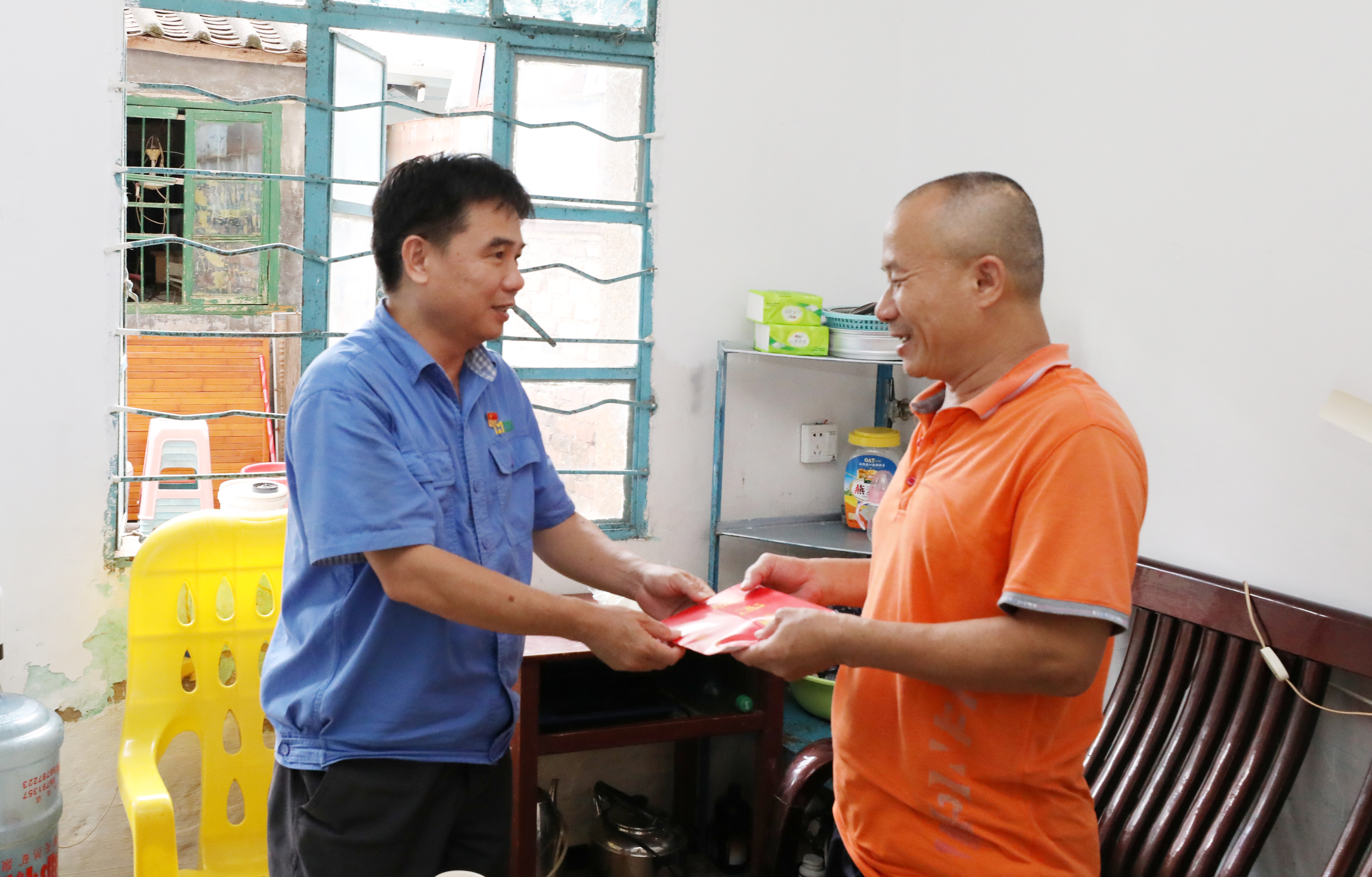 海南矿业对困难员工子女开展“金秋助学”慰问